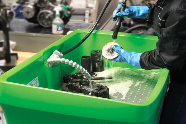 Reinigung in der Werkstatt mit BIO-CIRCLE